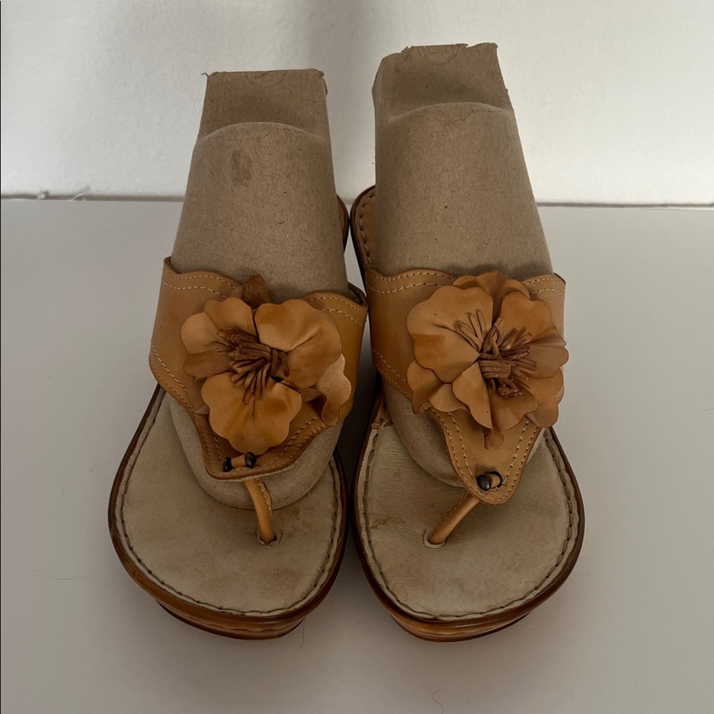 Floral Tan Sandals